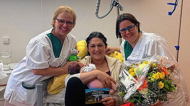 Christina Nilles und Birgit Tröscher gratulieren der frisch gebackenen Mama Katrin Vogt mit ihrem Baby Johanna.