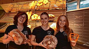 Das freundliche Team des Brantner Bäcks, der jetzt eine Filiale in der Friedrichstraße in Königsfeld eröffnet hat: Filialleiterin Kim ...