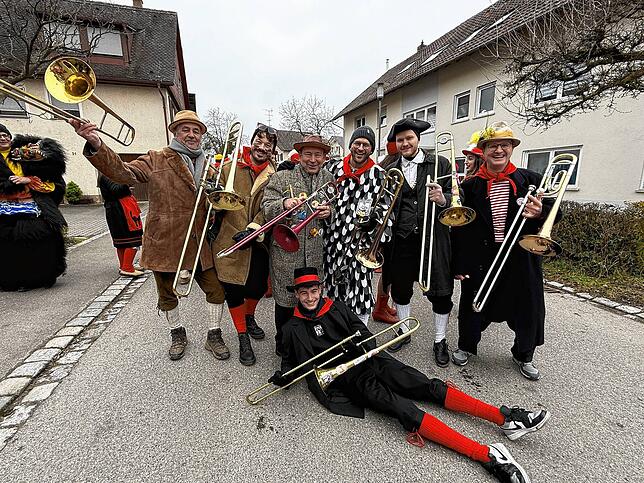 Bild 13: Katzenzunft und zahlreiche Gäste feiern im Dorf