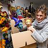Auch die Puppen des Theaters müssen verpackt werden: Irmi Wette bereitet sich auf ihren Umzug nach Neumünster vor. Konstanz verlässt sie ...