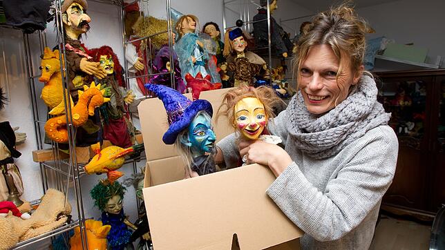 Auch die Puppen des Theaters müssen verpackt werden: Irmi Wette bereitet sich auf ihren Umzug nach Neumünster vor. Konstanz verlässt sie ...
