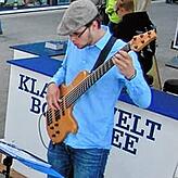 Alex Broschek als Teenager mit dem Bass beim Straßenkonzert am Rande der „Klassikwelt Bodensee“ auf dem Messegelände.