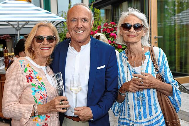 Gaby Hauptmann mit Lebensgefährte Pep Schmidbauer und Schwester Katrin Hauptmann im Sommer 2022.