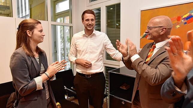 Patrick Haas (Mitte) im Glück: Überraschend hat er die Bürgermeisterwahl in Hüfingen für sich entschieden. Links seine Partnerin Nele ...