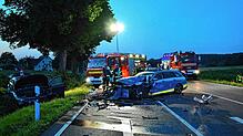Ein Polizeiauto steht schwer beschädigt nach einem Unfall auf der B30. Bei dem Unfall gab es Verletzte.