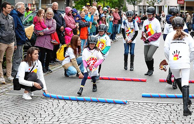Die Vorbereitungen der einzelnen Vereine für den großen Festumzug sind schon weit fortgeschritten. Hier Mitglieder des Reit- und ...