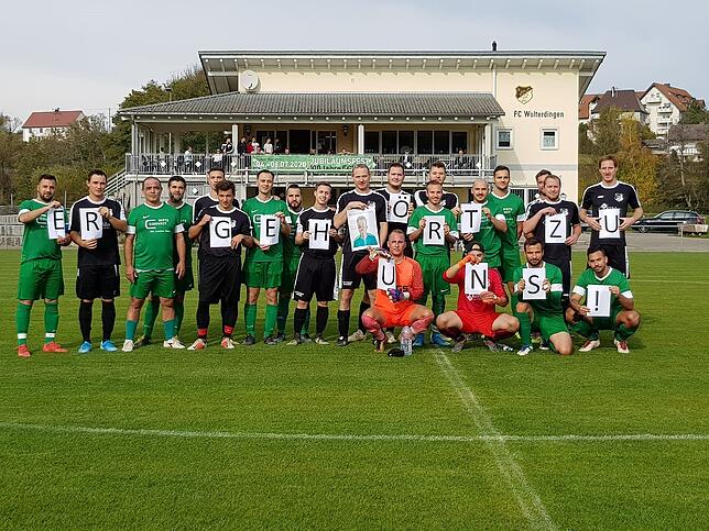 Ein klares Zeichen für den Flüchtling Buba Jaiteh setzen auch die Spieler der zweiten Mannschaften des FC Wolterdingen und des TuS ...