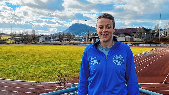 Luisa Radice steht vor dem Rasen des Engener Hegau-Stadions. Dort spielt sie seit beinahe zwei Jahrzehnten für die Fußballerinnen des ...