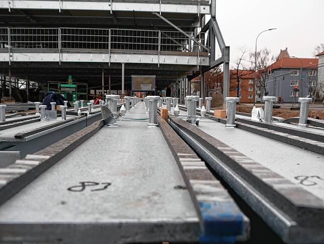 345 Tonnen an Stahlträgern werden im neuen Parkhaus verbaut. Eine Fertigstellung ist noch für Juli diesen Jahres vorgesehen.