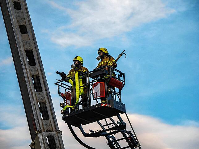 Bild 5: Die dritte Nacht des Konstanzer Großbrands: Immer wieder muss die Feuerwehr ran