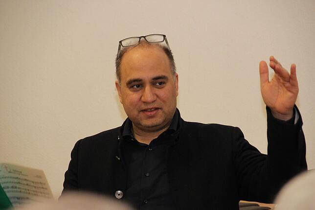 Mit sicherer und erfahrener Hand leitet Tiloudin Anjarwalla den Männerchor.