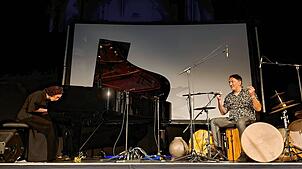 Pianistin Marina Baranova und Murat Coskun an der Rahmentrommel begeisterten die Besucher im Ali-Theater in Tiengen. Foto: Michael Johnstone