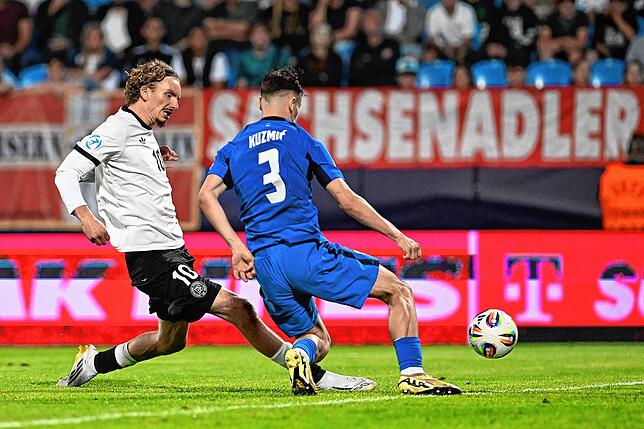 Nick Woltemade (l) aus Deutschland gegen Srdan Kuzmie aus Slowenien.