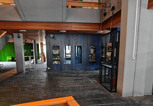 Ins Untergeschoss des Rathauses, hier ein Bild vor Beginn der Sanierung, wird eine moderne Stadtbibliothek mit modernster Ausleihtechnik ...