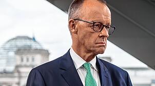 Bundeskanzler Friedrich Merz (CDU) kommt zur Aufzeichnung des ProSieben/Sat.1-Sommerinterviews im Studio am Pariser Platz.