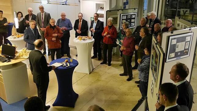 Zahlreiche Gäste sind zur Eröffnung der Ausstellung anlässlich des 200. Geburtstags von Friedrich Wilhelm Raiffeisen in die Volks- und ...
