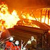 Großeinsatz: In der Nacht zum 12. Oktober 2011 brennt eine Halle des Sägewerks Burgbacher in Peterzell, einem Stadtteil von St. Georgen. ...