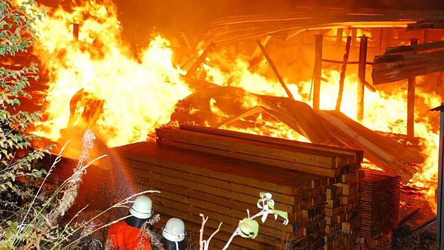 Großeinsatz: In der Nacht zum 12. Oktober 2011 brennt eine Halle des Sägewerks Burgbacher in Peterzell, einem Stadtteil von St. Georgen. ...