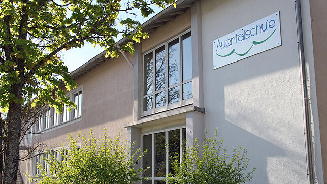 Das Hauptschuldomizil der Auentalschule wird künftig vor allem als Vereinshaus genutzt. Schon jetzt sind Gemeindebücherei, ...
