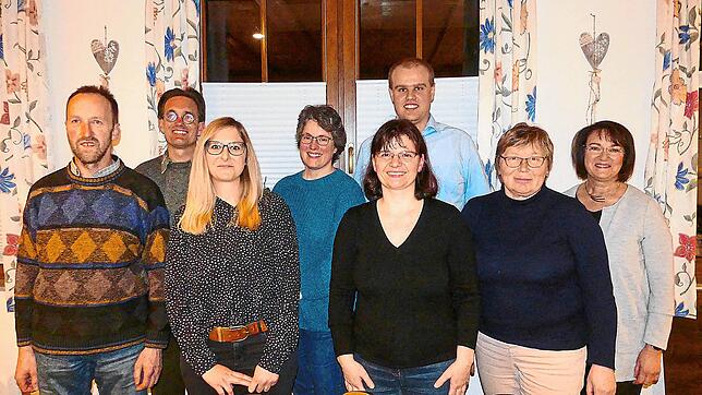 Geehrte und Neugewählte stellen beim Harmonikaverein Wälderbuebe (von links): Rudolf Fleig, Oliver Albrecht, Stefanie Straub, Carmen ...