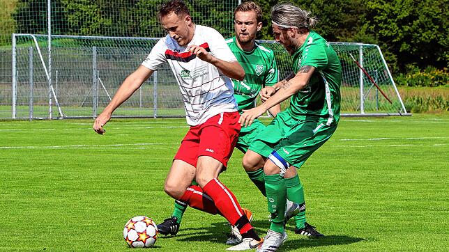 Die SG Reichenau/R.-Waldsiedlung (Simon Meer, links) hatte den TSV Aach-Linz (Sebastian Blum, Mitte, und Kapitän Todor Staykov) im Griff ...