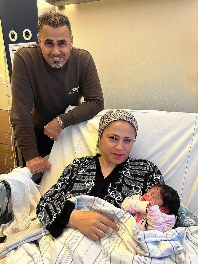 Mutter Wansa Khalaf mit Baby Viyan und Vater Abdullah Darwich.