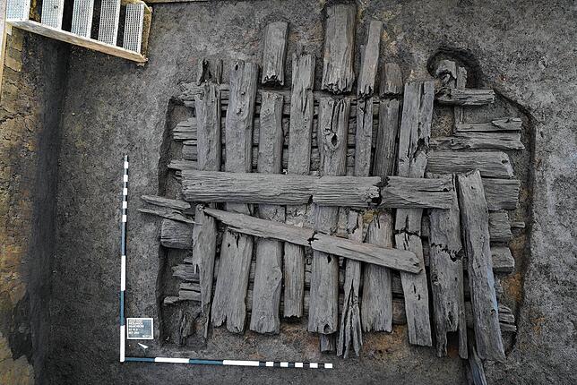 Die freigelegte Kammerdecke der 2600 Jahre alten Grabkammer, über die Dr. Roberto Trapini am 14. September, 14 Uhr, in der Heuneburg ...