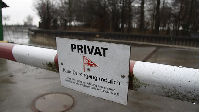 Kein Durchkommen: Heute endet der Uferweg am Wassersportverein Fischbach. Der verweist Spaziergänger auf den "Uferweg" entlang der B31. ...