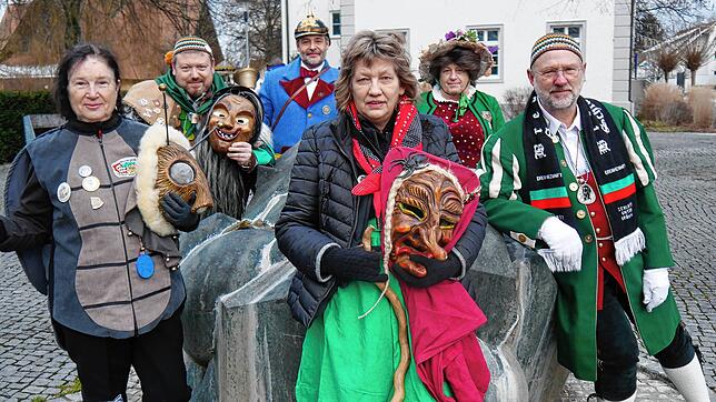 Freuen sich auf den Narrentag am Sonntag, 5. Februar, in Schlatt unter Krähen (von links): Breame Ursel Riederer, Zunftmeister Andreas ...