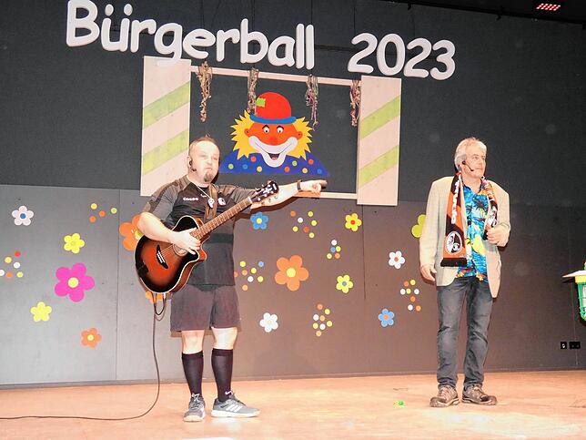 Geschichtenerzähler Konrad Jäger (rechts) beeindruckte mit seinem Auftritt ohne Spickzettel und in Reimform. Unser Bild zeigt ihn mit ...