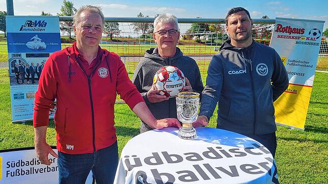 Martin Weber, Betreuer des FC RW Salem (von links), der Bezirksvorsitzende Konrad Matheis und Vice Barjasic, Trainer des ESV Südstern ...