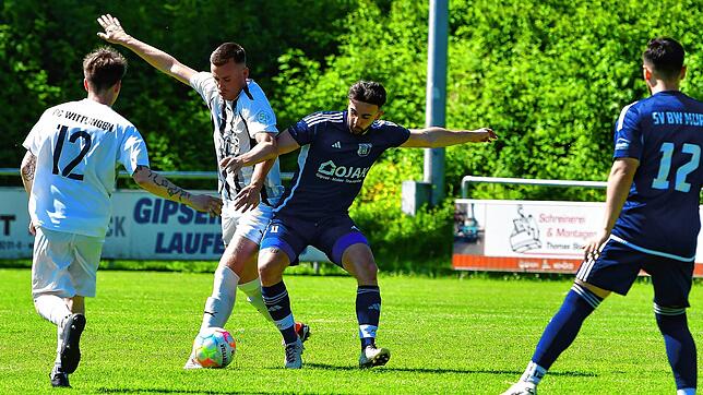 Nicht zu bremsen: Francesco Lo Presti erzielte drei der vier Murger Tore beim 4:3 gegen den FC Wittlingen. Seinem Kontrahenten Manuel ...