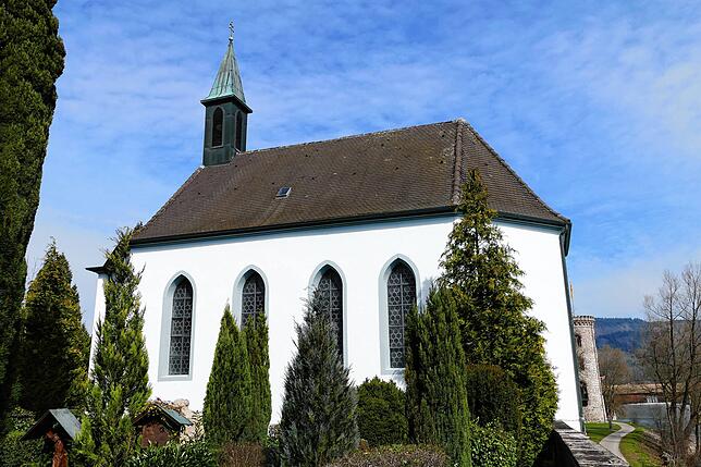 Die alt-katholische Kirche St. Peter und Paul steht auf dem Aufriedhof in Bad Säckingen.