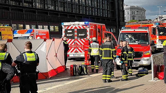 Polizei und Feuerwehr nahe des Tatortes. Bei einem Messerangriff im Hamburger Hauptbahnhof sind mehrere Menschen schwer verletzt worden. ...