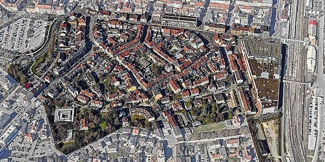 Blick von oben auf das Quartier Stadelhofen: Hier gibt es relativ viele Gärten, in denen man sich zum Hock mit Nachbarn trifft. ...