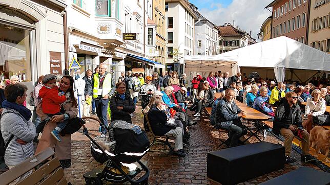 Der Fronwagplatz füllt sich bei der Eröffnung des Bodensee-Kirchentages in Schaffhausen. Rund 5000 bis 6000 Besucher bilanzieren die ...