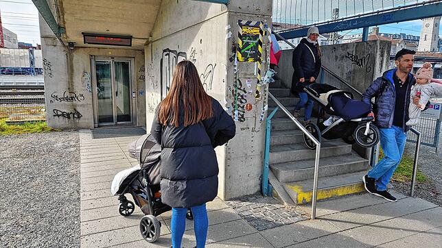 Wie geht es hier weiter? Das fragen sich Eltern mit Kinderwagen oder Rollstuhlfahrer immer dann, wenn einer der Aufzüge an der Brücke ...
