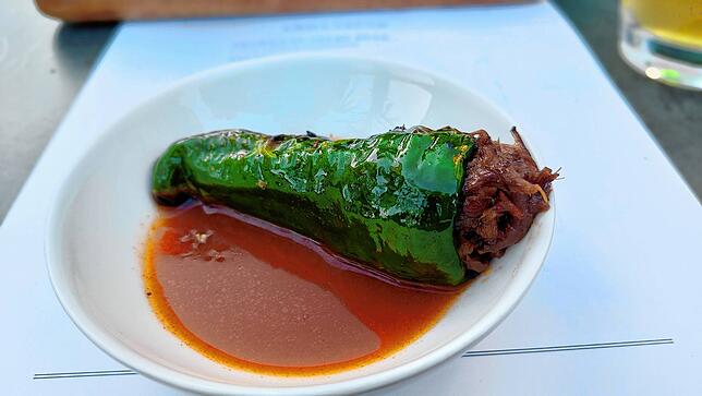 Chilischote mit geschmortem und gezupftem Ochsenschwanz gefüllt, statt der Paprika-Essenz kann man auch eine Paprikacreme nehmen.