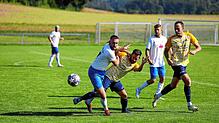 Der Singener Torschütze Stefan Todorovski (links) im Duell mit Dennis Raff von der SG Dettingen-Dingelsdorf.