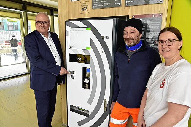 Bürgermeister Michael Rieger (links) und die Schwimmmeister Sven Konopke und Kerstin Isele stehen am Kassenautomat im Hallenbad. Künftig ...