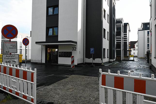 Hier könnte ihr Parkplatz sein. Stattdessen riegeln Bauzäune die Zufahrt ab.