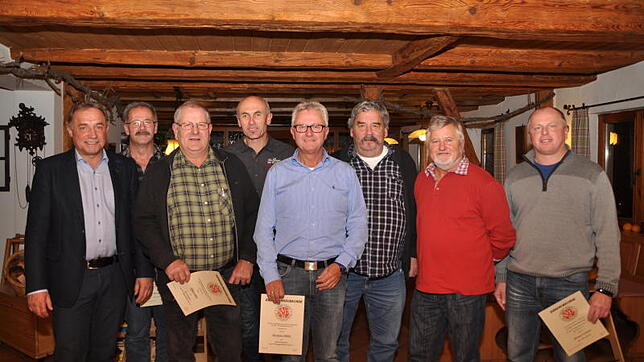 Vorsitzender Wolfgang Rößler (links) und die geehrten Mitglieder im Verein und Vorstand (von links): Horst Benz, Hans Rölle, Berthold ...