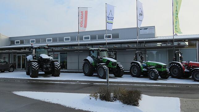 Noch steht hier der Name Bühler, doch bald steht hier Same-Deut-Fahr-Zentrum. Die Geisinger Firma Bühler GmbH geht in der neuen SDF GmbH ...