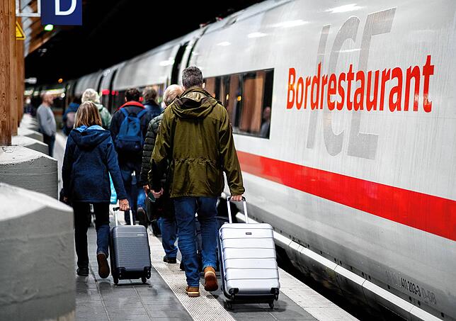 Passagiere gehen am Bordrestaurant eines ICE vorbei – ist der Wagen geschlossen, ärgern sich die Fahrgäste.