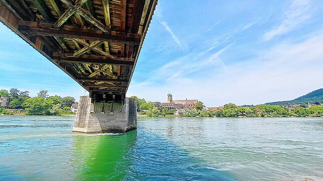 Blick von Stein (Schweiz) auf Bad Säckingen mit Holzbrücke.