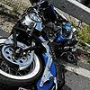Das Motorrad des bei Brugg im Kanton Aargau tödlich verunglückten Fahrers steckt unter der Leitplanke.