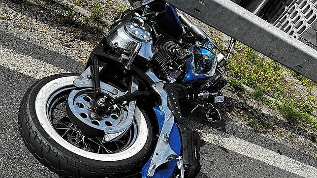 Das Motorrad des bei Brugg im Kanton Aargau tödlich verunglückten Fahrers steckt unter der Leitplanke.