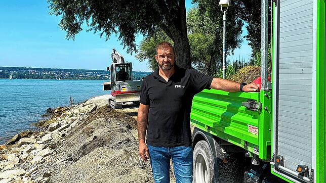 André Lerner, Abteilungsleiter des Bereichs Straßenunterhaltung der Technischen Betriebe Konstanz (TBK), gibt einen Einblick in die ...