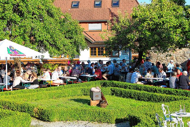 Im Klostergarten genossen die Besucher das Speise- und Getränkeangebot.