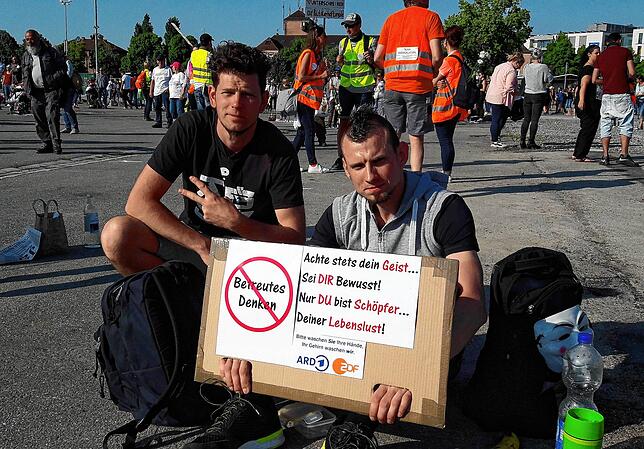 Viele junge Menschen zeigen ihren Protest.